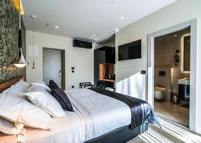Calma Luxury Bed and Breakfast 4*