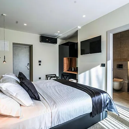 Calma Luxury Bed & Breakfast 4*